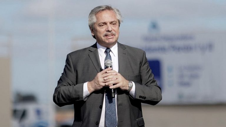 alberto fernandez microfono