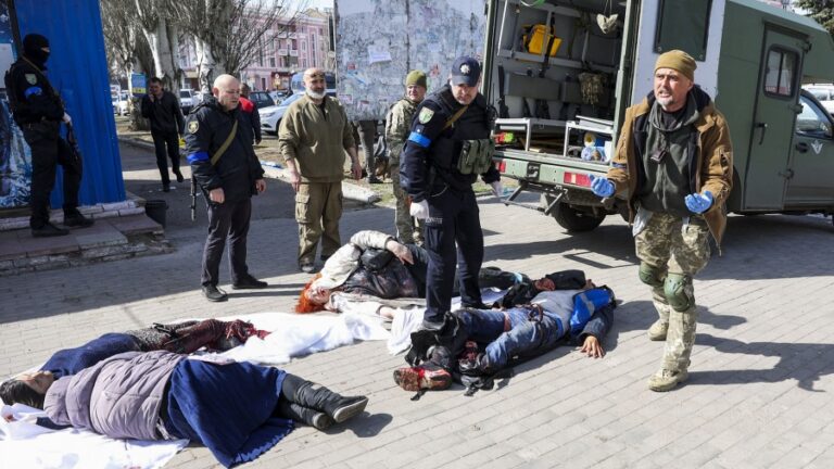 Las pesquisas se concentraron en la capital Kiev, especialmente en localidades como Bucha, donde se encontraron decenas de cadáveres de civiles / Foto archivo: AFP