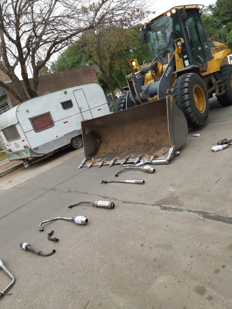 Destrucción de caños de escapes