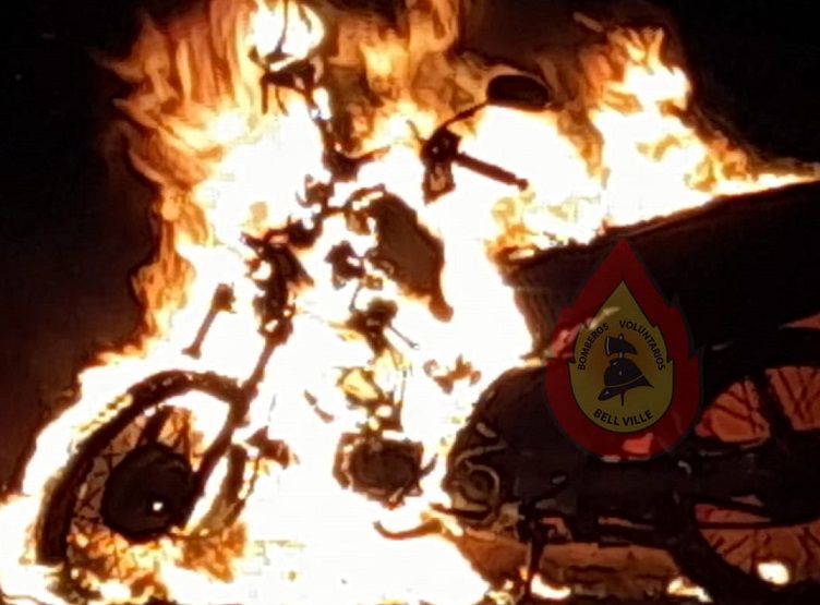 motocicleta incendiada