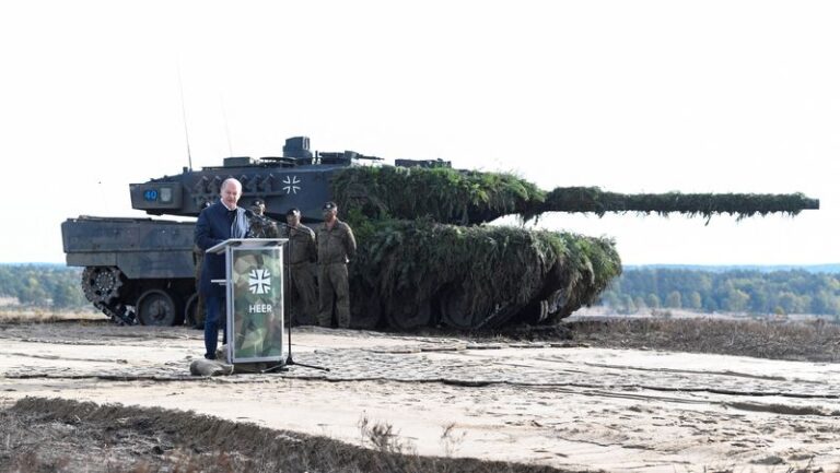 FOTO DE ARCHIVO: El canciller alemán Olaf Scholz pronuncia un discurso frente a un tanque Leopard 2 durante una visita a una base militar del ejército alemán Bundeswehr en Bergen