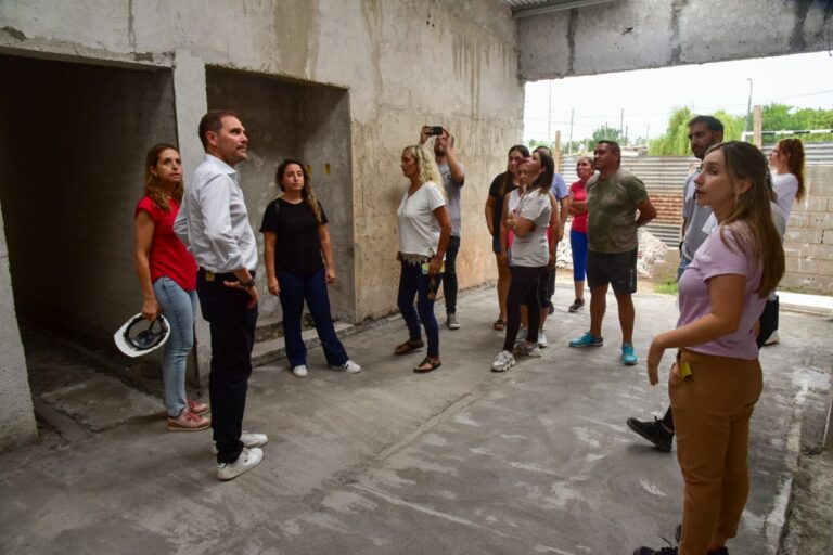 Gill recorrió junto a vecinos de barrio La Calera los avances de obra del SUM que promete ser un nuevo espacio integrador