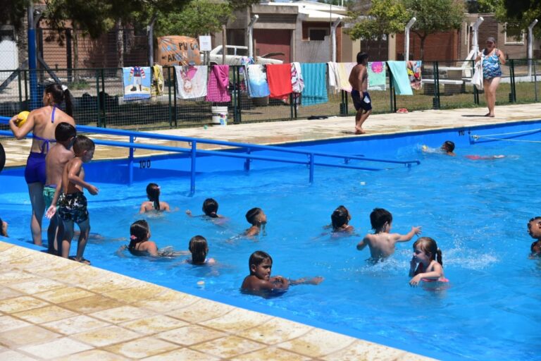 Niños y adolescentes disfrutan de la pileta comunitaria municipal Eva Perón 03