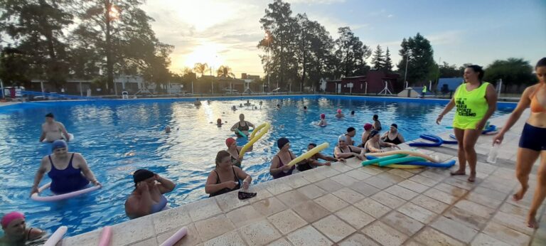 Verano sin Edades colma la pileta comunitaria