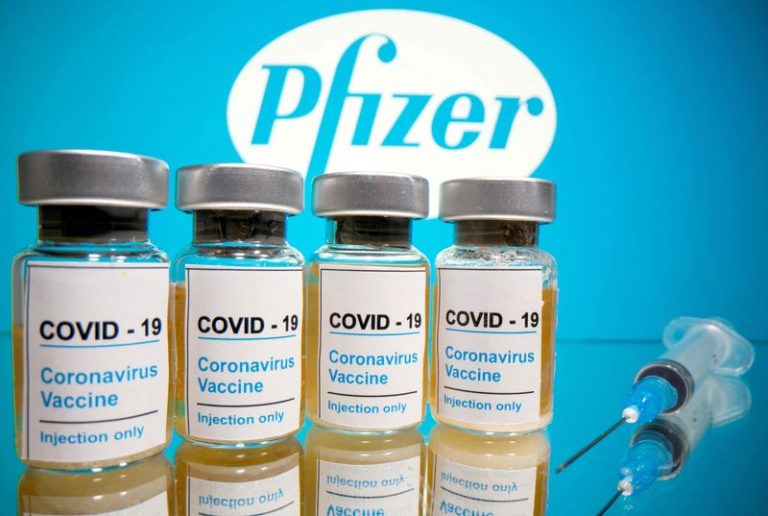 Imagen de archivo. Ilustración de frascos de vacunas contra el COVID-19 de Pfizer