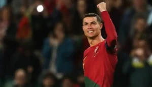 Tras la polémica por la votación, Cristiano Ronaldo superó a Messi y ganó el Boa...