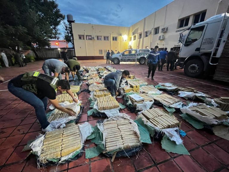 FORMOSA-TONELADA Y MEDIA DE MARIHUANA ENTRE CARBON 5