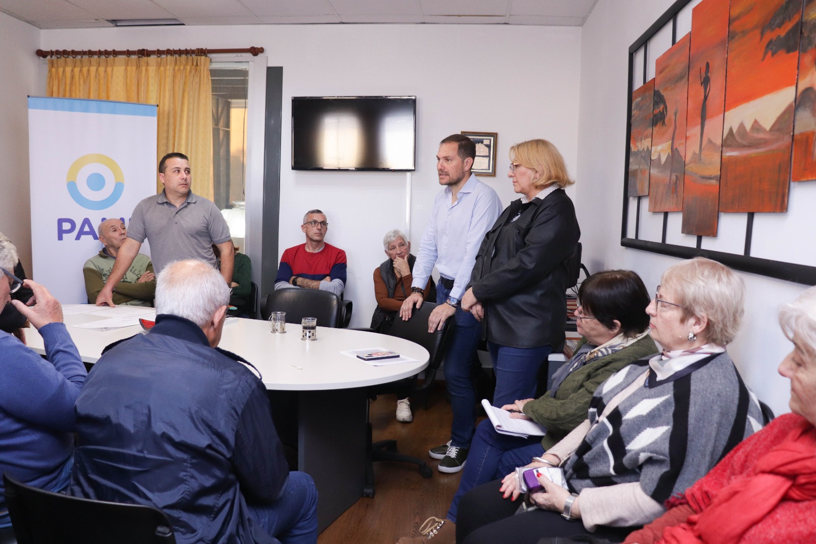 PAMI: entrega de computadoras a centros de jubilados - grupo radial centro