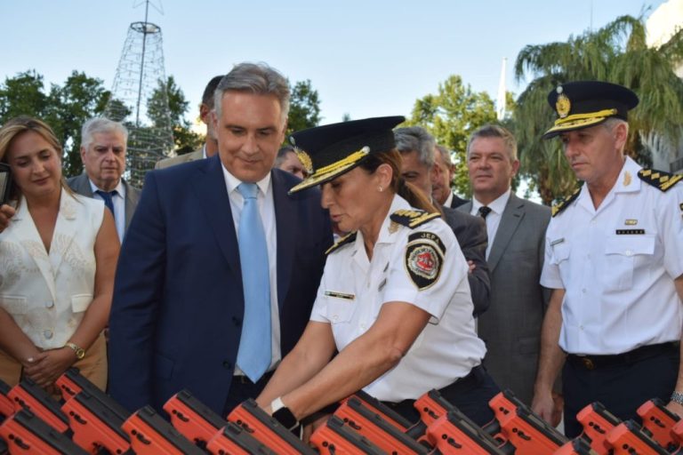 llaryora entrega armas no letales