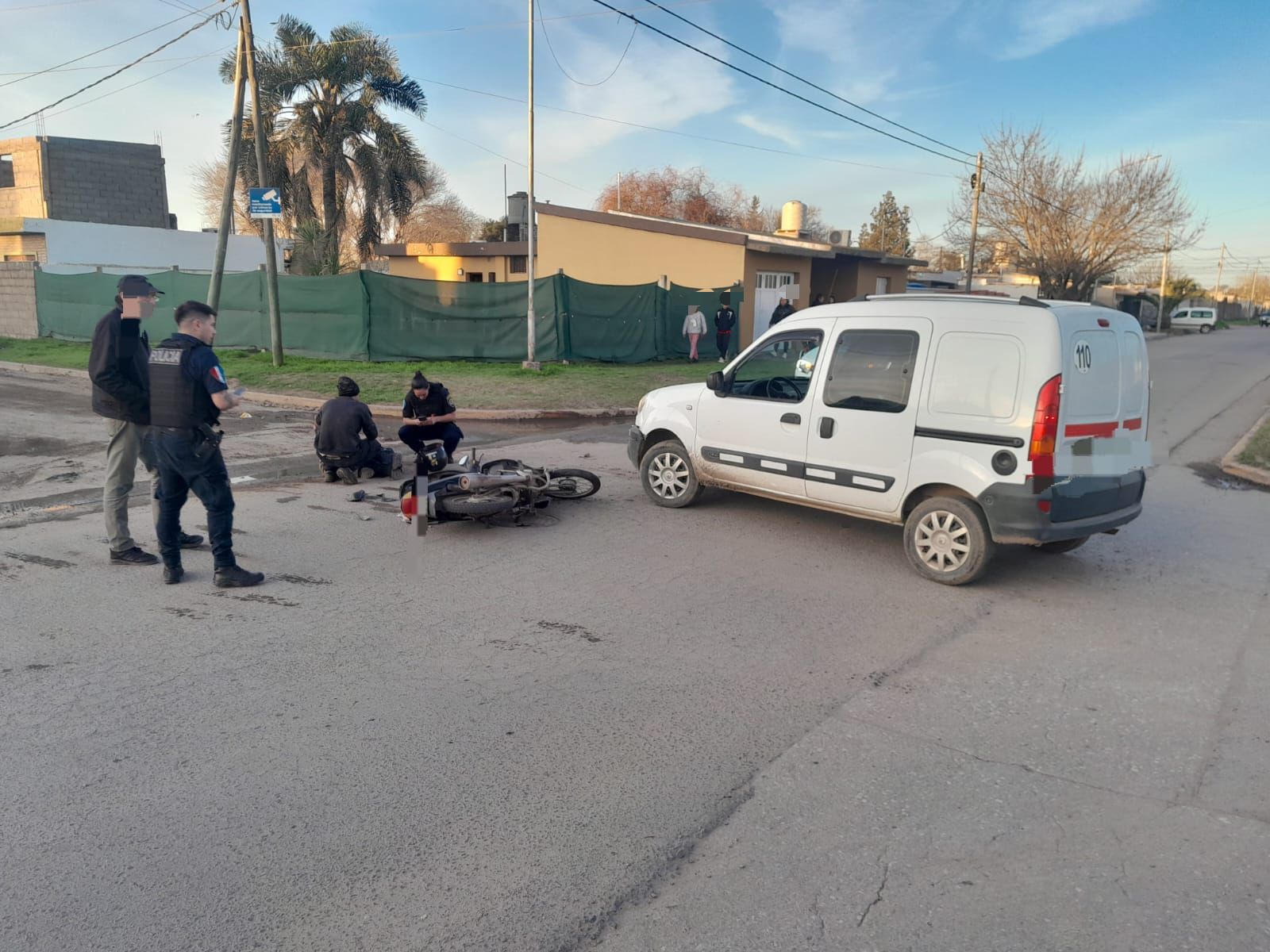 Choque entre una moto y un auto terminó con una joven de 24 años ...