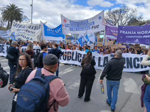 Con una masiva participación, la comunidad universitaria volvió a manifestarse