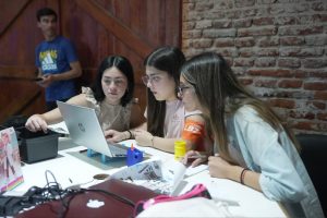 Más de 60 estudiantes participaron del Hackathon del Instituto Leibnitz en la Te...