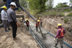 Comenzó el hormigonado del nuevo canal a cielo abierto en barrio Las Acacias
