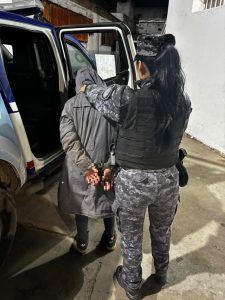 Villa Nueva: dos hombres trepaban techos en barrio Floresta y terminaron aprehen...