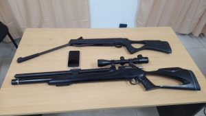 Dos menores apuntaron con rifles de aire comprimido a un chófer de aplicación qu...