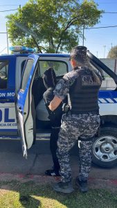 Una mujer aprehendida después de que la policía le encontró una cuchilla entre s...